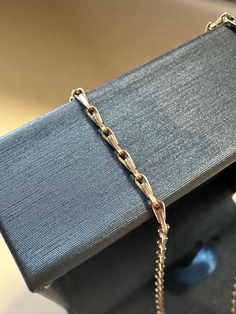 Silver chain necklace with a 40 cm length featuring a polished agate pendant