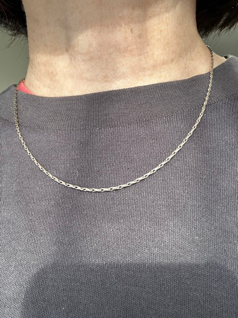 Silver chain necklace with a 40 cm length featuring a polished agate pendant