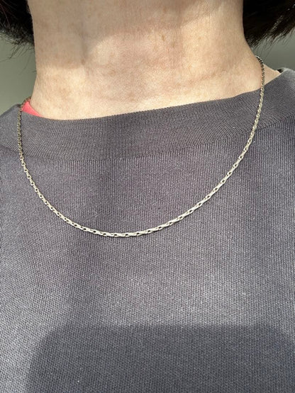 Silver chain necklace with a 40 cm length featuring a polished agate pendant