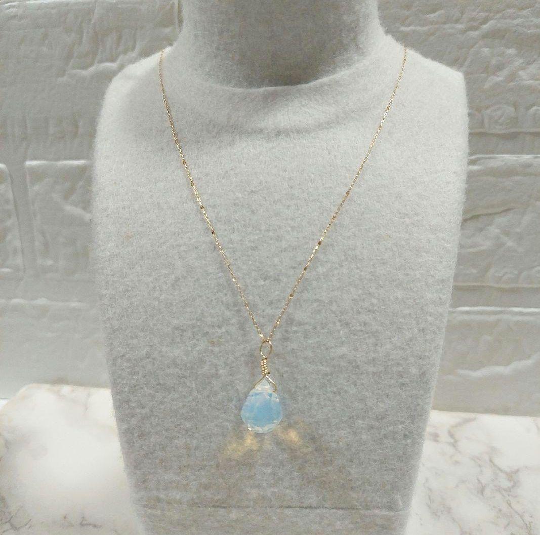 18-karat gold necklace 80cm long with a stylish top pendant on a white background