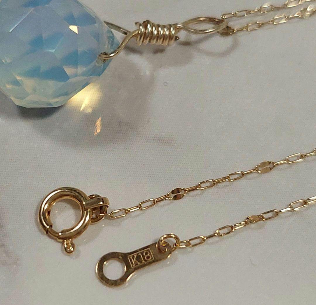 18-karat gold necklace 80cm long with a stylish top pendant on a white background