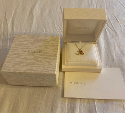 MIKIMOTO K18 necklace featuring a single pearl on a delicate gold chain