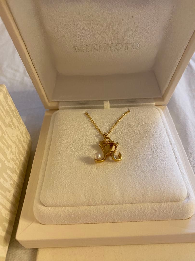 MIKIMOTO K18 necklace featuring a single pearl on a delicate gold chain