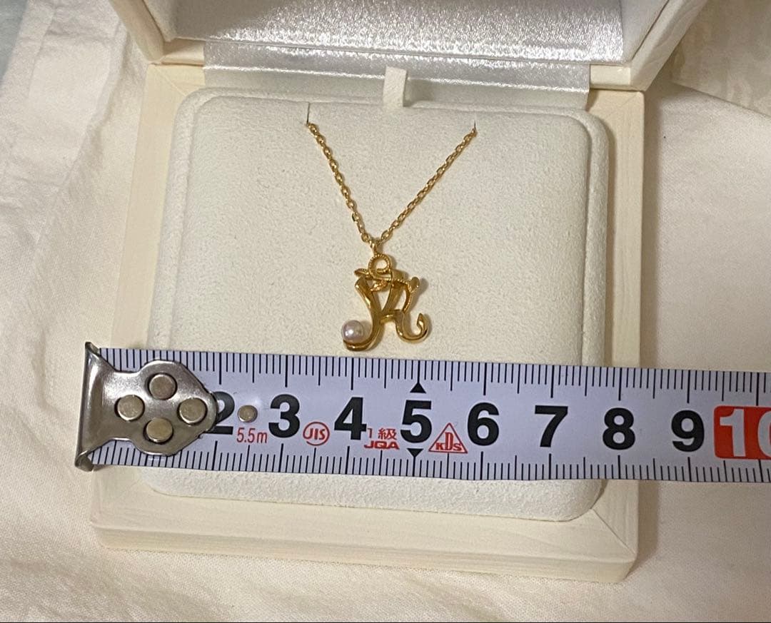 MIKIMOTO K18 necklace featuring a single pearl on a delicate gold chain
