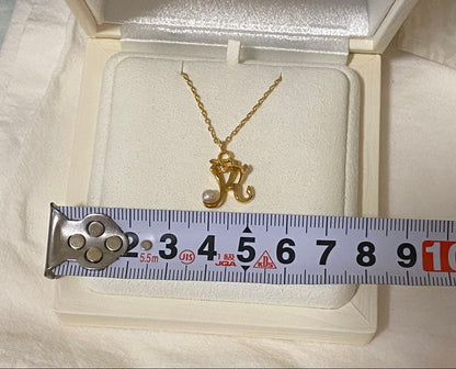 MIKIMOTO K18 necklace featuring a single pearl on a delicate gold chain