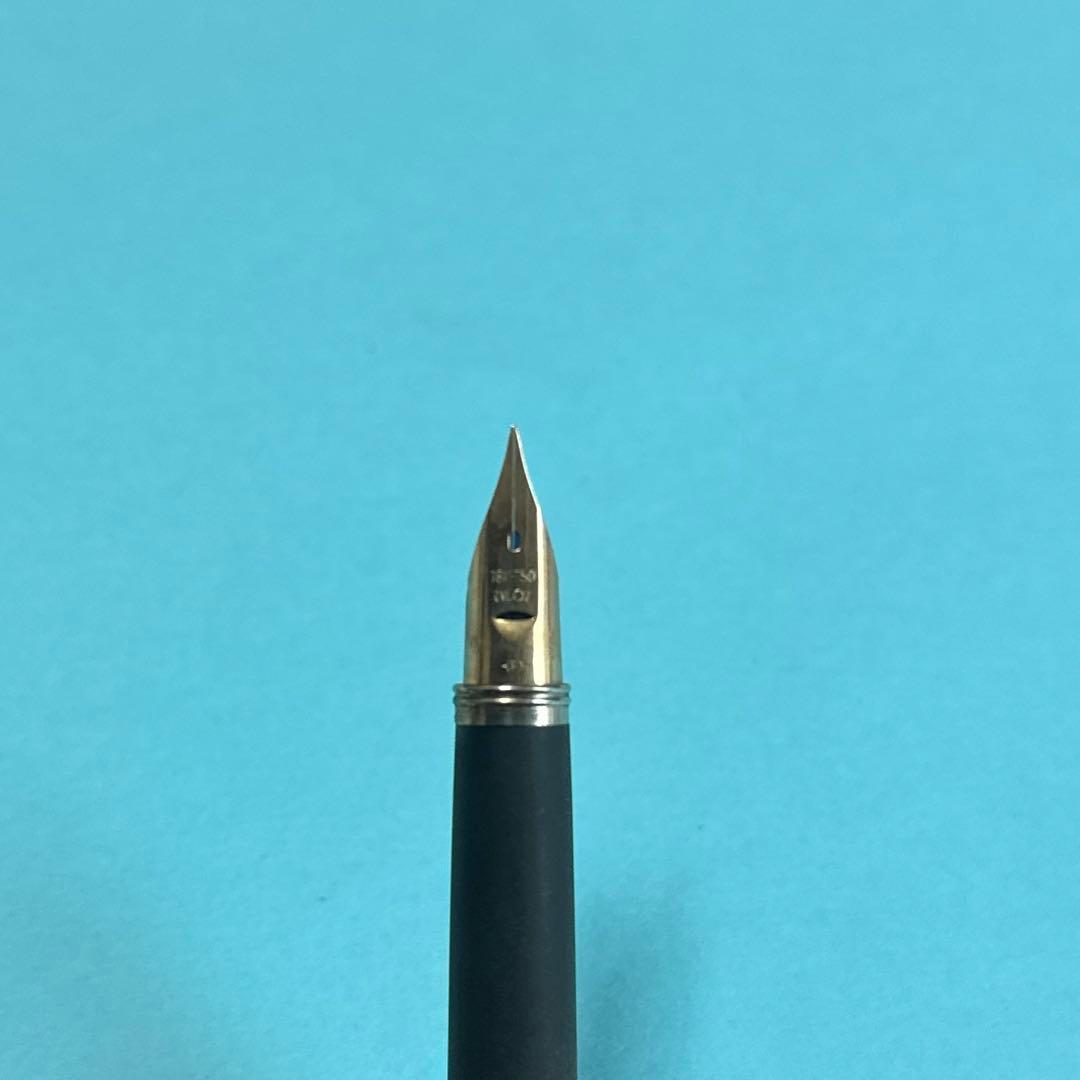 Used Pilot T376 fountain pen with 18K gold fine nib and silver finish