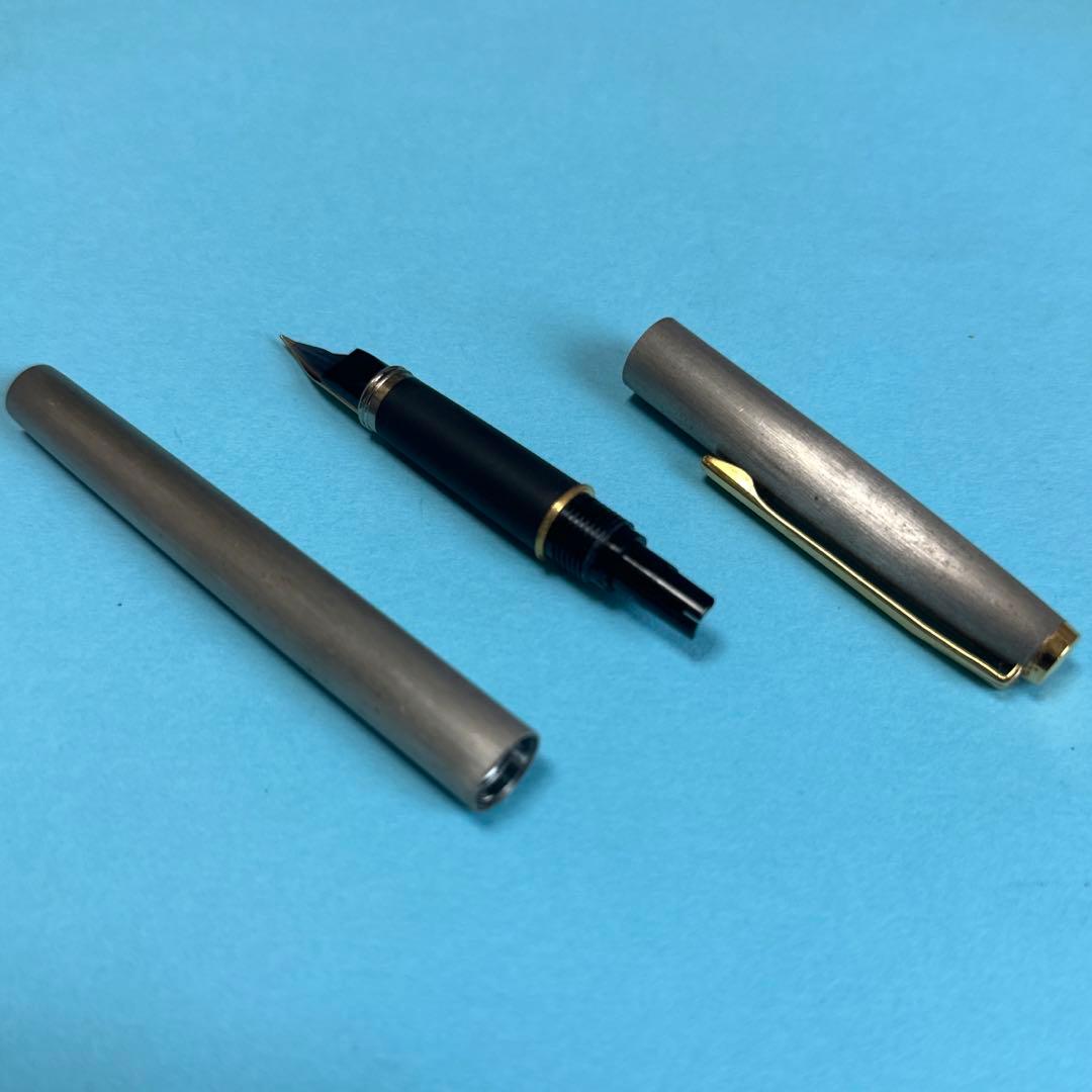 Used Pilot T376 fountain pen with 18K gold fine nib and silver finish