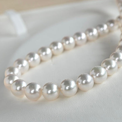 Highest grade Aurora Hanadama Tasaki Akoya pearl necklace with gradient pearls, 42 cm length