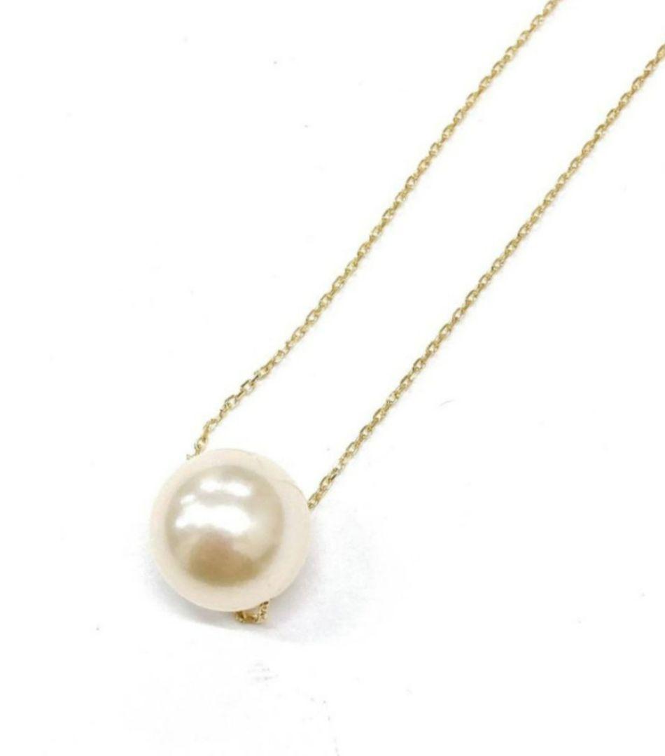 Akoya pearl pendant with 18 karat gold setting and 38cm chain on white background