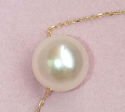 Akoya pearl pendant with 18 karat gold setting and 38cm chain on white background