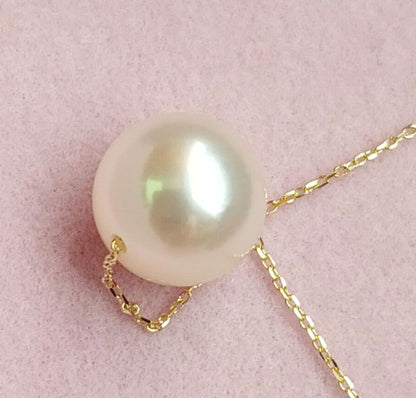 Akoya pearl pendant with 18 karat gold setting and 38cm chain on white background