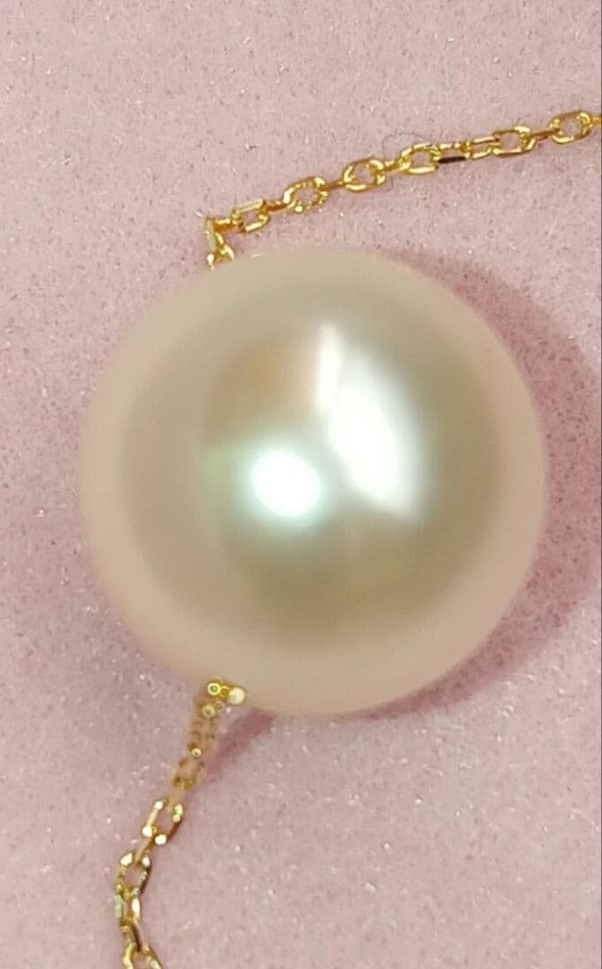 Akoya pearl pendant with 18 karat gold setting and 38cm chain on white background