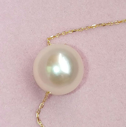 Akoya pearl pendant with 18 karat gold setting and 38cm chain on white background