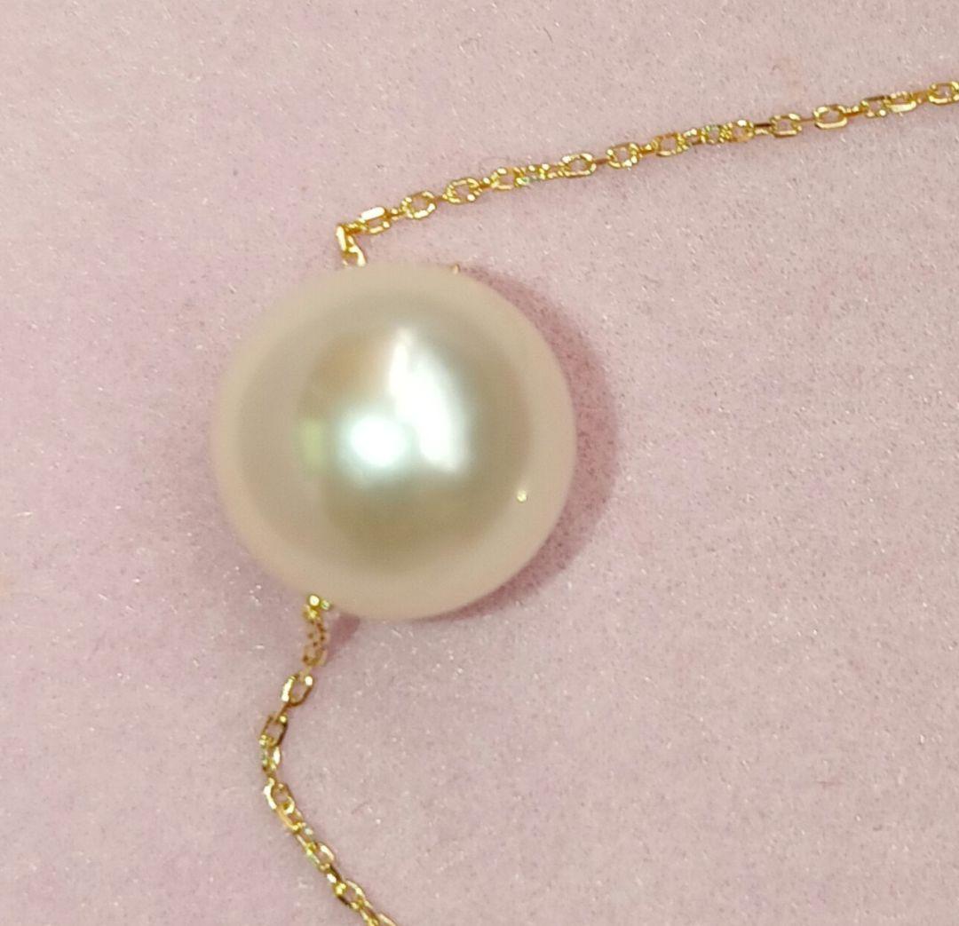 Akoya pearl pendant with 18 karat gold setting and 38cm chain on white background