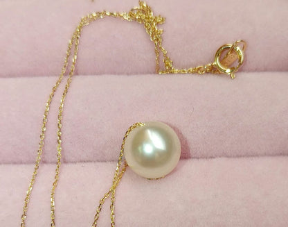 Akoya pearl pendant with 18 karat gold setting and 38cm chain on white background