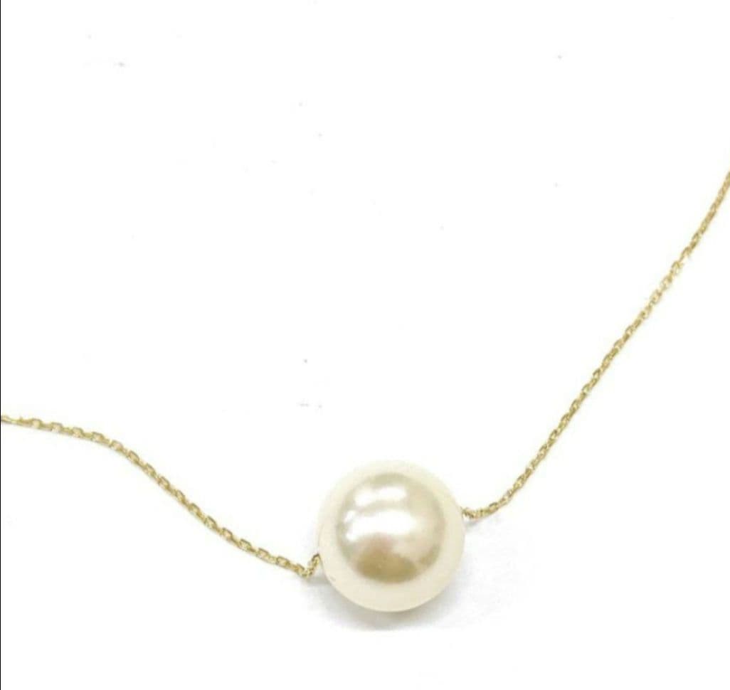 Akoya pearl pendant with 18 karat gold setting and 38cm chain on white background