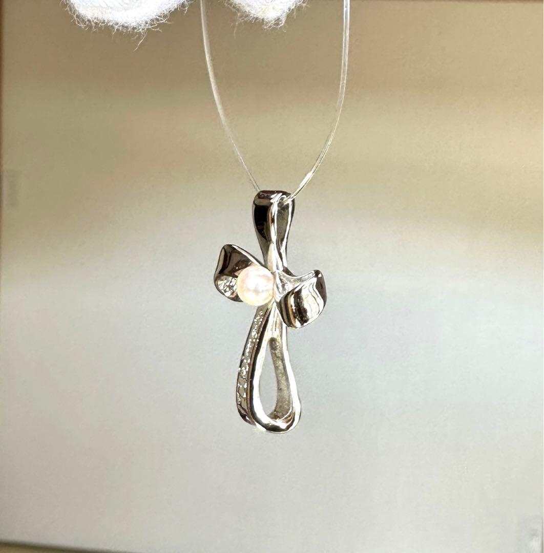 MIKIMOTO silver cross pendant top with 4.5mm Akoya pearl on a white background