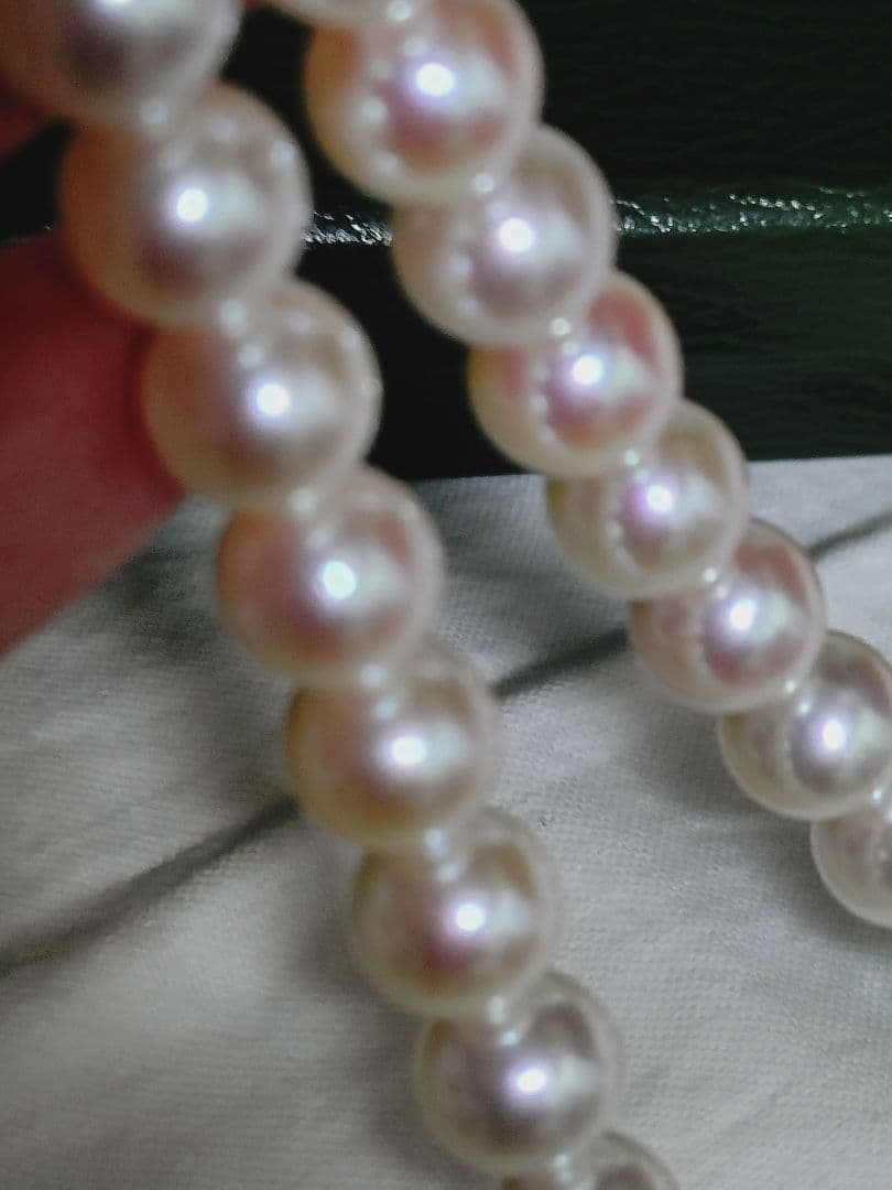 Akoya pearl necklace featuring large 8.5-9mm pink tone pearls with good luster displayed with Mitsukoshi case