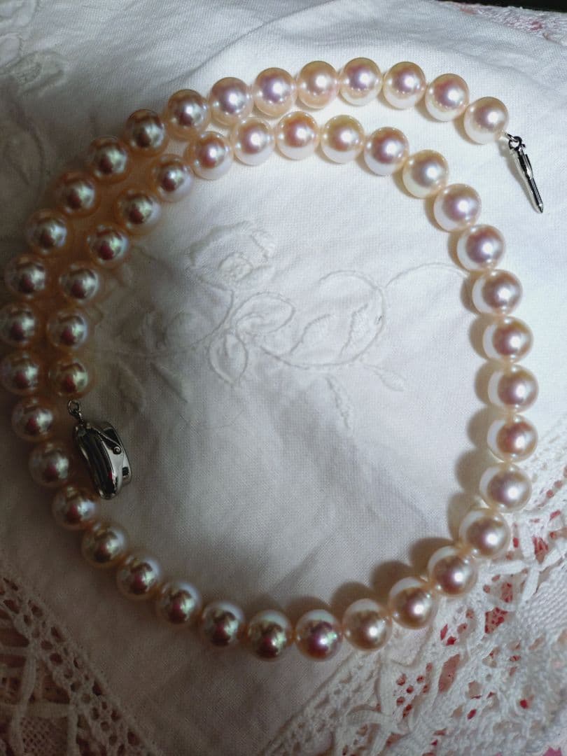 Akoya pearl necklace featuring large 8.5-9mm pink tone pearls with good luster displayed with Mitsukoshi case