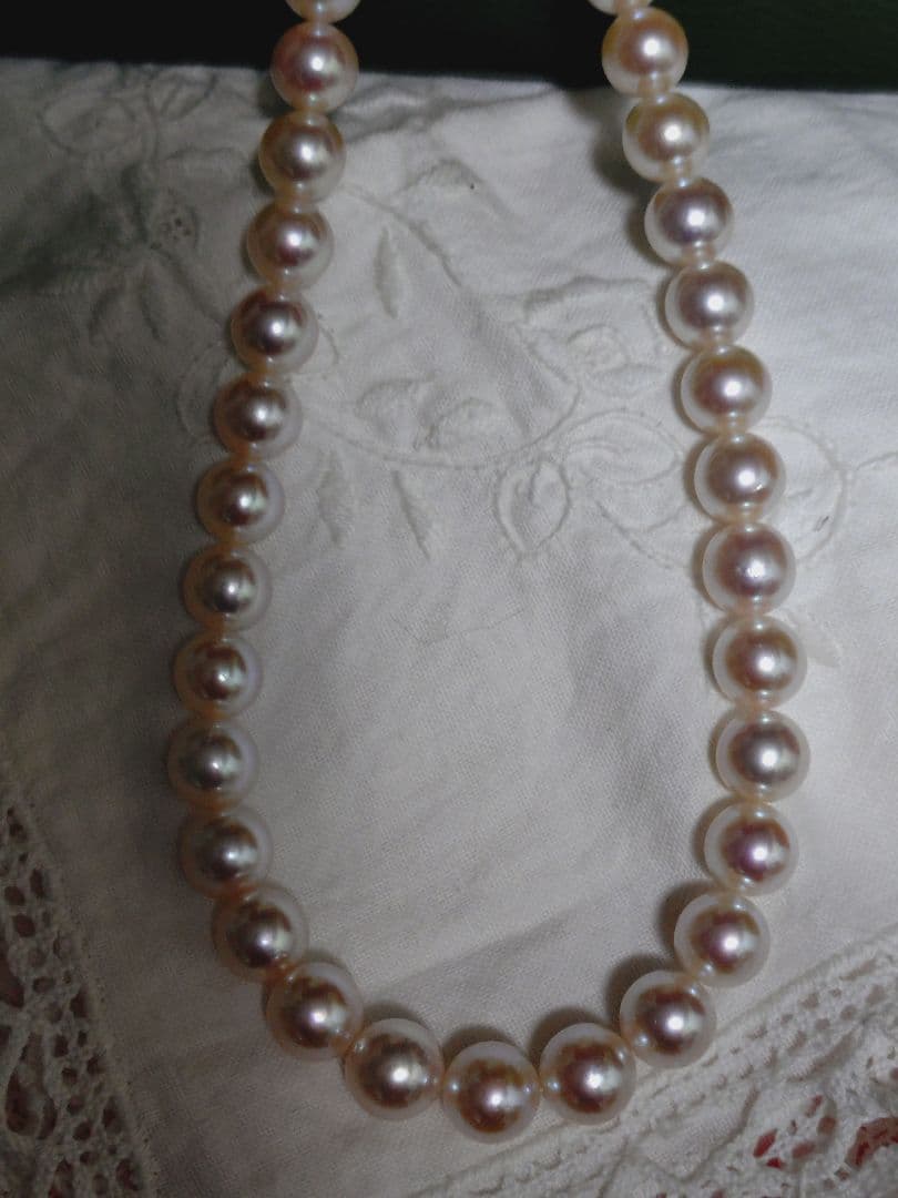 Akoya pearl necklace featuring large 8.5-9mm pink tone pearls with good luster displayed with Mitsukoshi case