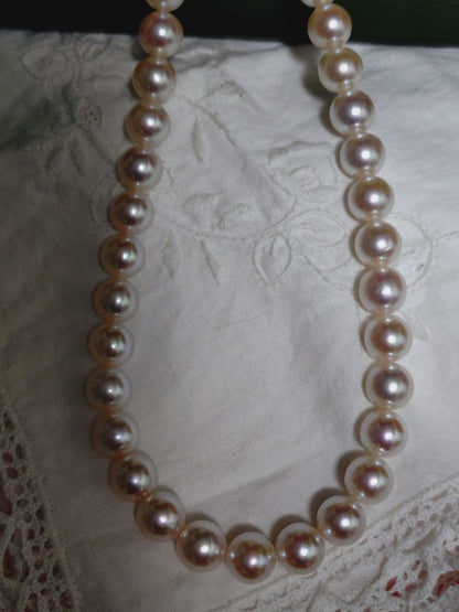 Akoya pearl necklace featuring large 8.5-9mm pink tone pearls with good luster displayed with Mitsukoshi case