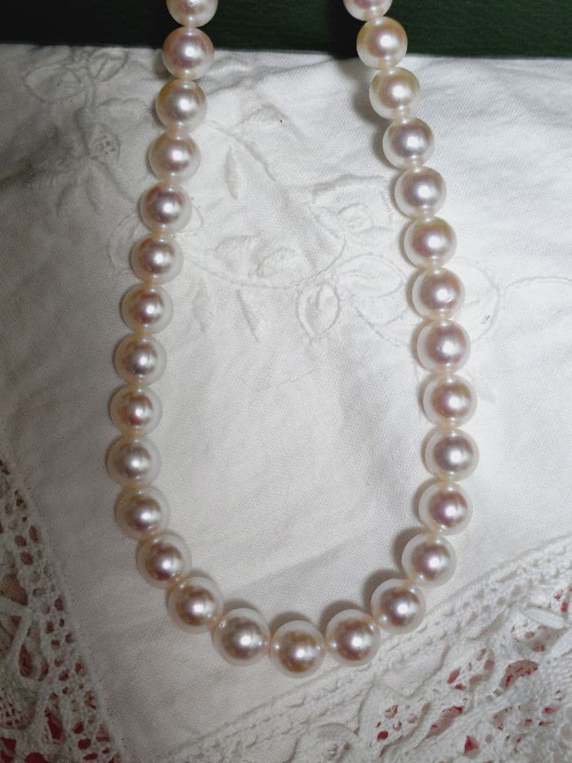 Akoya pearl necklace featuring large 8.5-9mm pink tone pearls with good luster displayed with Mitsukoshi case