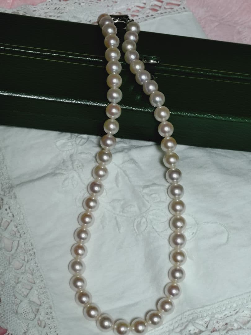 Akoya pearl necklace featuring large 8.5-9mm pink tone pearls with good luster displayed with Mitsukoshi case