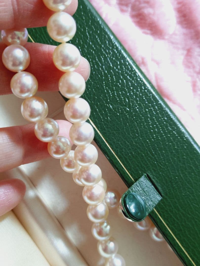 Akoya pearl necklace featuring large 8.5-9mm pink tone pearls with good luster displayed with Mitsukoshi case