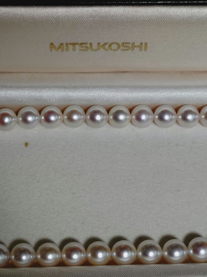 Akoya pearl necklace featuring large 8.5-9mm pink tone pearls with good luster displayed with Mitsukoshi case