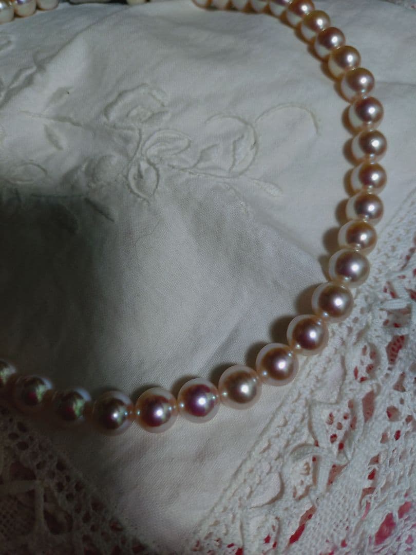 Akoya pearl necklace featuring large 8.5-9mm pink tone pearls with good luster displayed with Mitsukoshi case