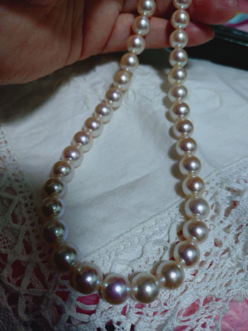 Akoya pearl necklace featuring large 8.5-9mm pink tone pearls with good luster displayed with Mitsukoshi case