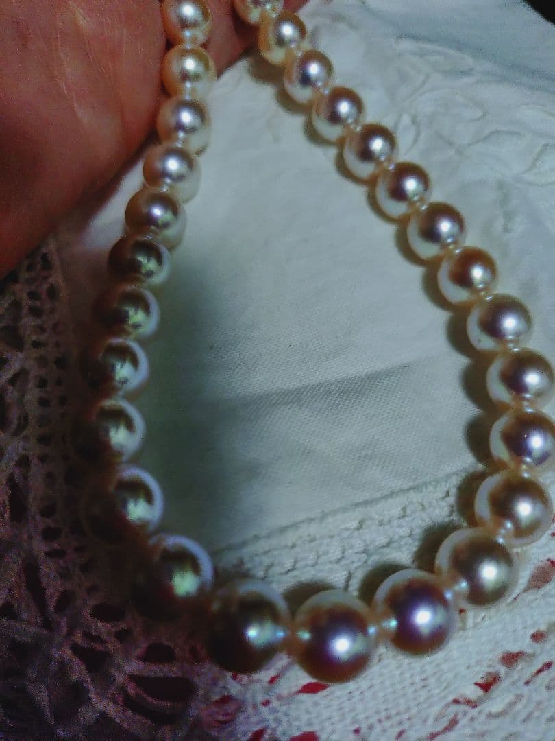 Akoya pearl necklace featuring large 8.5-9mm pink tone pearls with good luster displayed with Mitsukoshi case