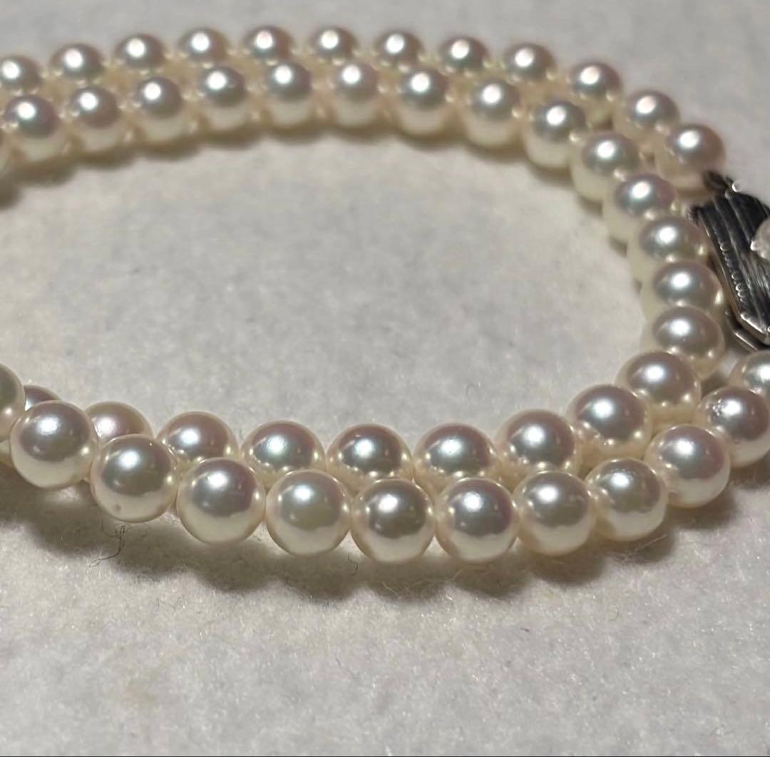 Mikimoto Akoya pearl necklace with 5.5 to 5.9mm pearls, 38cm length, silver clasp, displayed with genuine case