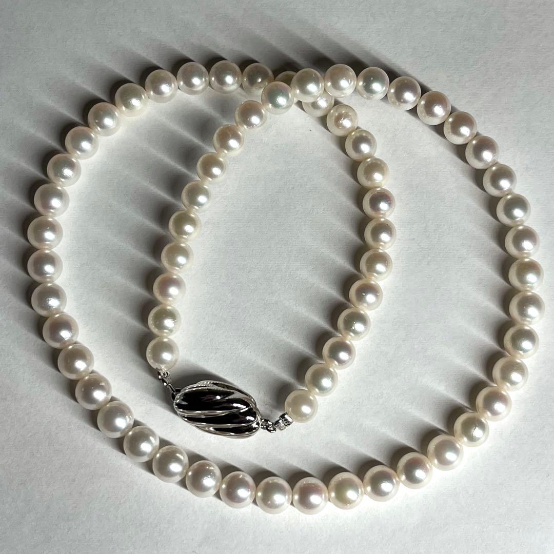 Aurora Interference color Akoya pearl necklace with 6.0-6.5mm white pearls and silver clasp on a white background