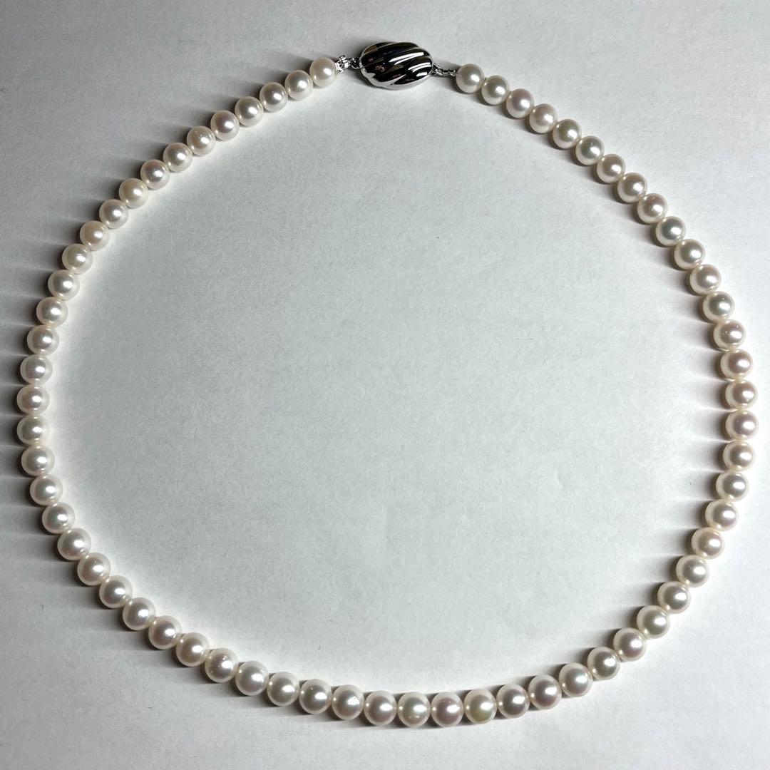 Aurora Interference color Akoya pearl necklace with 6.0-6.5mm white pearls and silver clasp on a white background