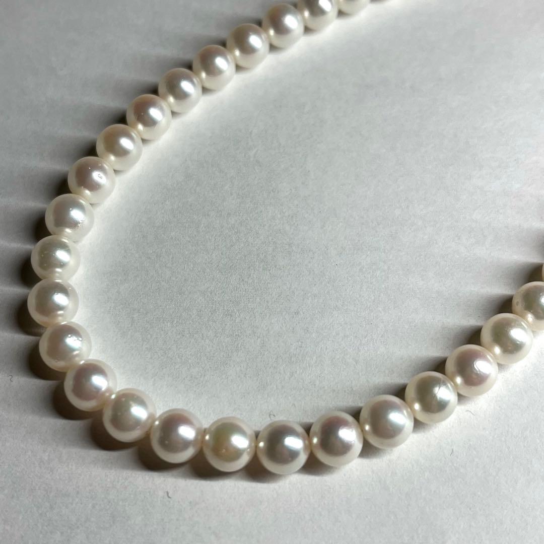 Aurora Interference color Akoya pearl necklace with 6.0-6.5mm white pearls and silver clasp on a white background