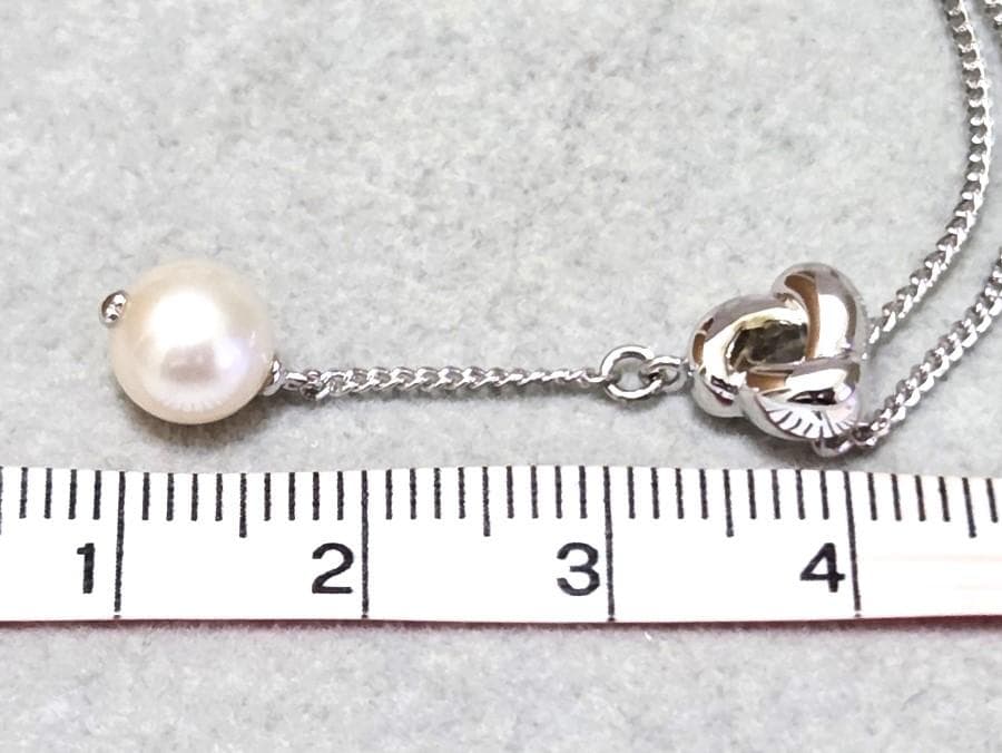 Tasaki Akoya pearl necklace in silver with 42.5cm length displayed with its box