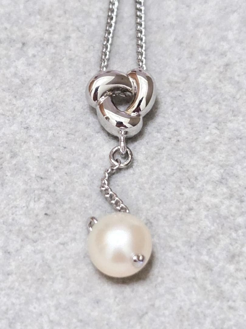 Tasaki Akoya pearl necklace in silver with 42.5cm length displayed with its box