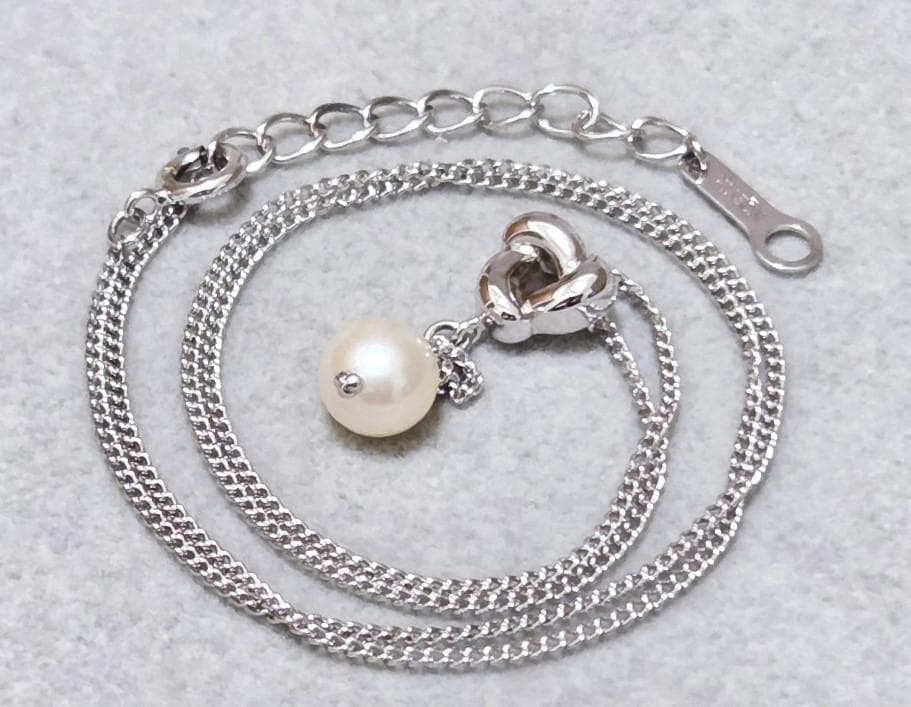 Tasaki Akoya pearl necklace in silver with 42.5cm length displayed with its box