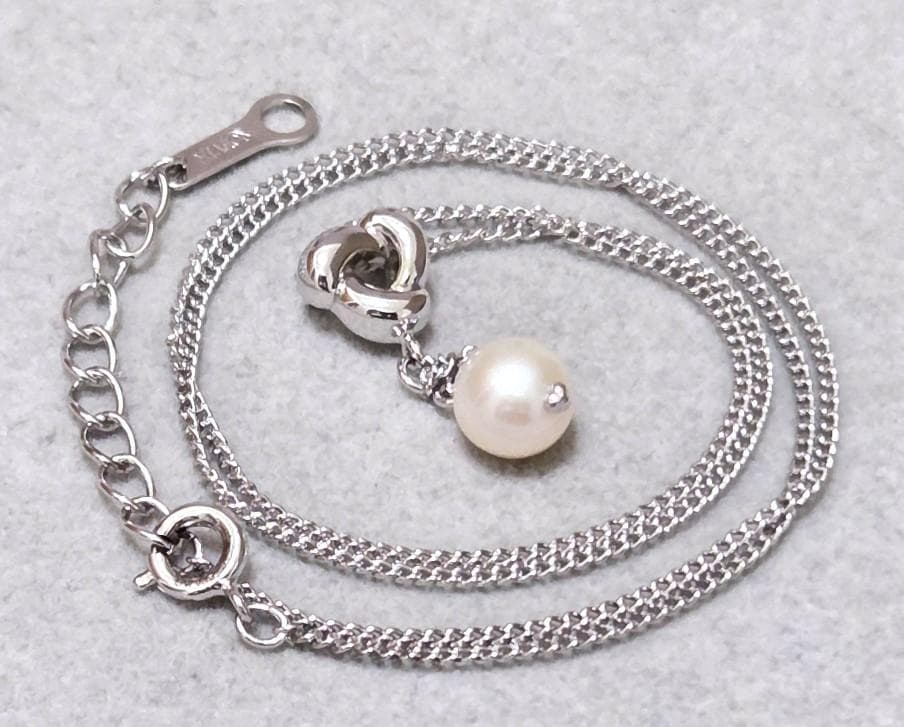 Tasaki Akoya pearl necklace in silver with 42.5cm length displayed with its box