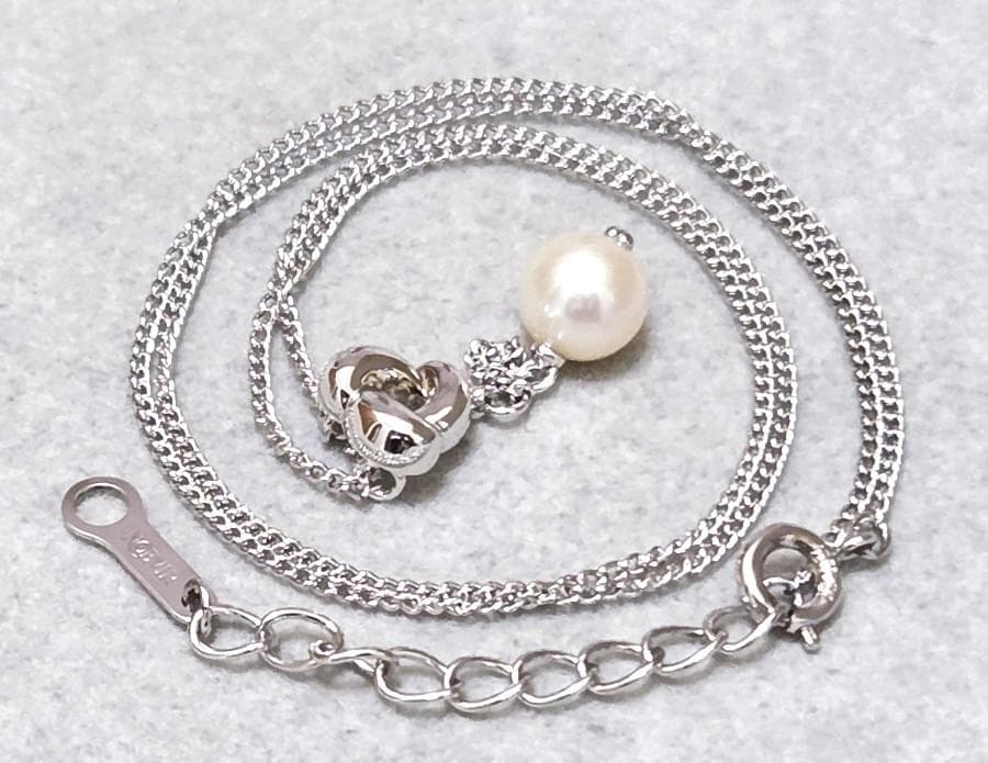 Tasaki Akoya pearl necklace in silver with 42.5cm length displayed with its box