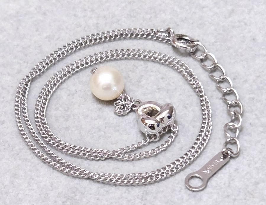 Tasaki Akoya pearl necklace in silver with 42.5cm length displayed with its box