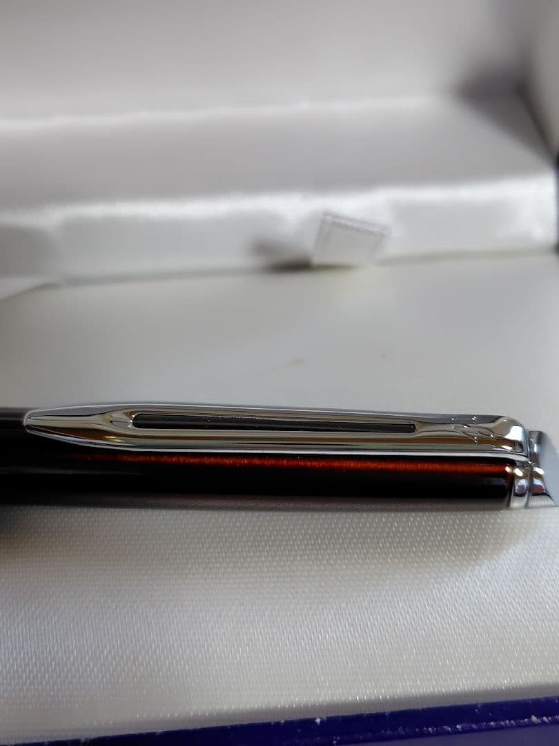WATERMAN Metropolitan Series ballpoint pen in maroon metallic with silver metallic clip on white background
