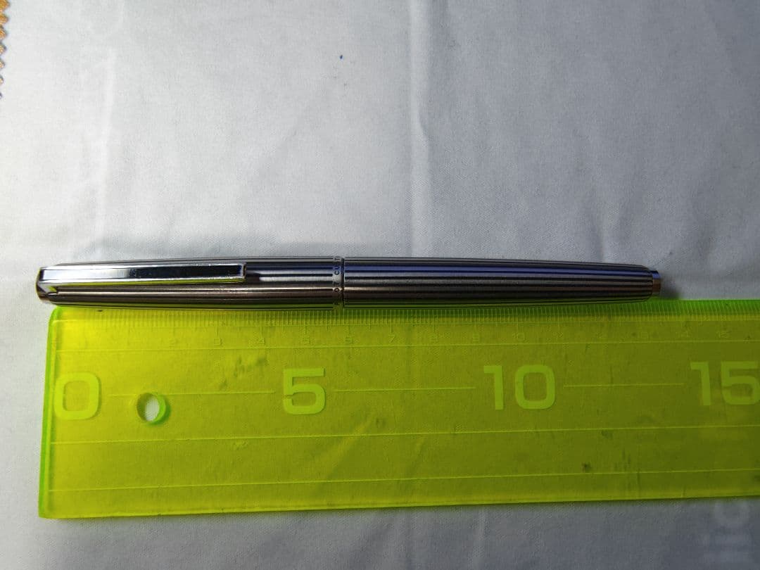 PILOT CUSTOM 18K-WG Fountain Pen Model H872 with fine tip and stripe pattern in used condition
