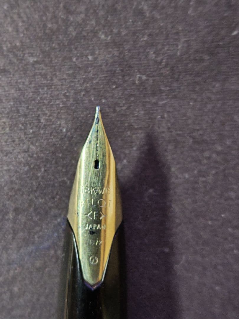 PILOT CUSTOM 18K-WG Fountain Pen Model H872 with fine tip and stripe pattern in used condition