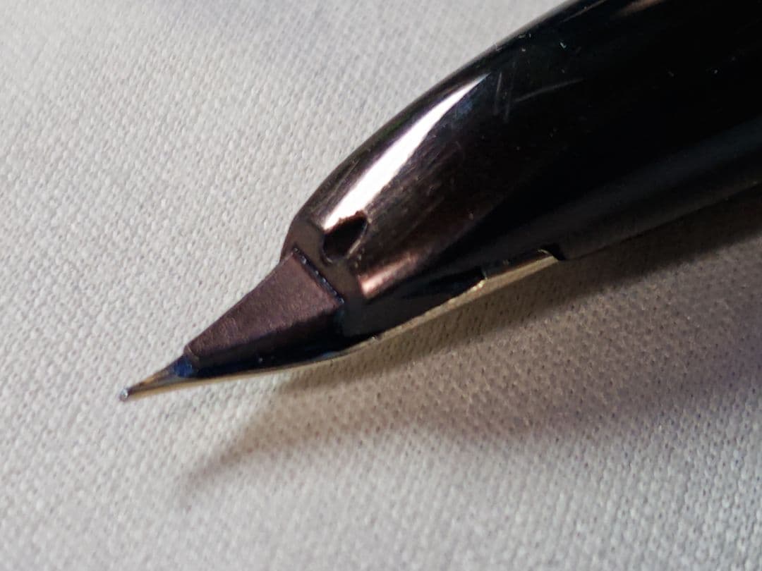 PILOT CUSTOM 18K-WG Fountain Pen Model H872 with fine tip and stripe pattern in used condition