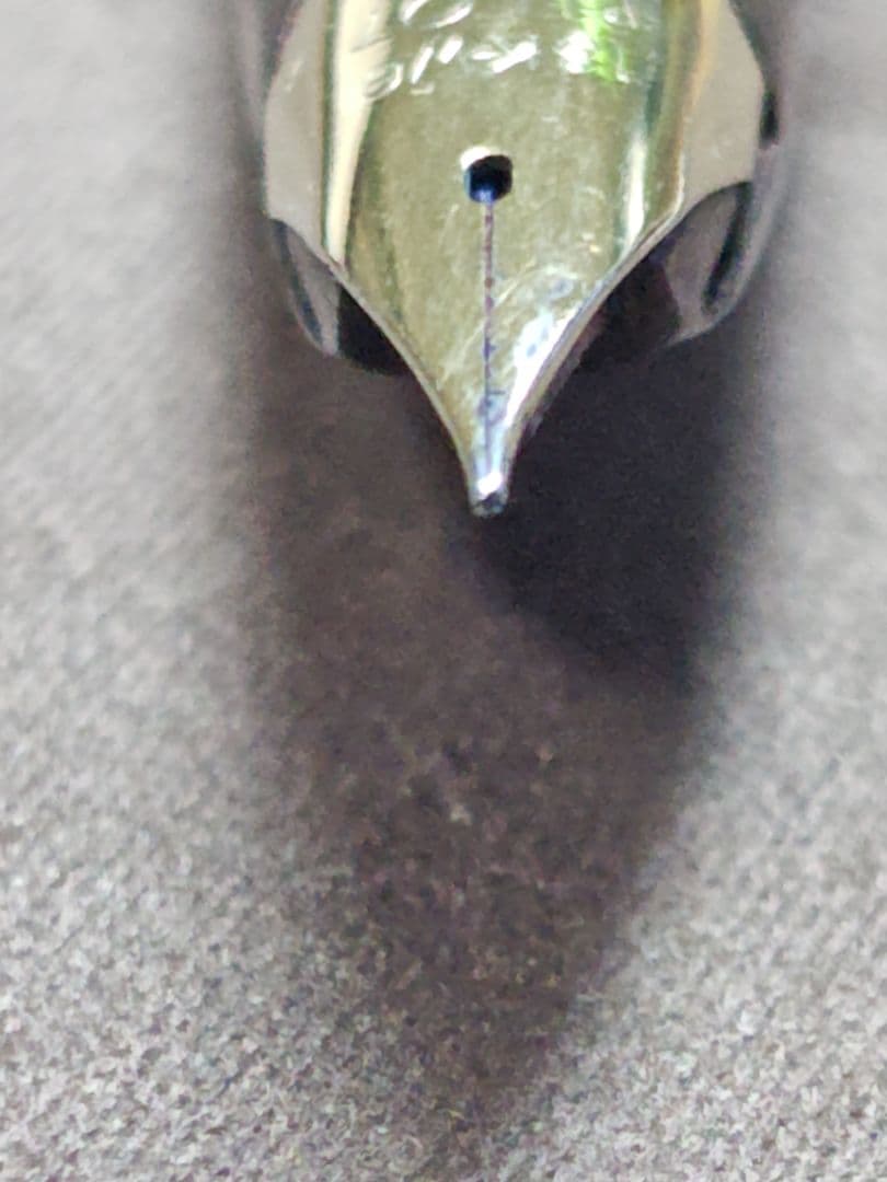PILOT CUSTOM 18K-WG Fountain Pen Model H872 with fine tip and stripe pattern in used condition