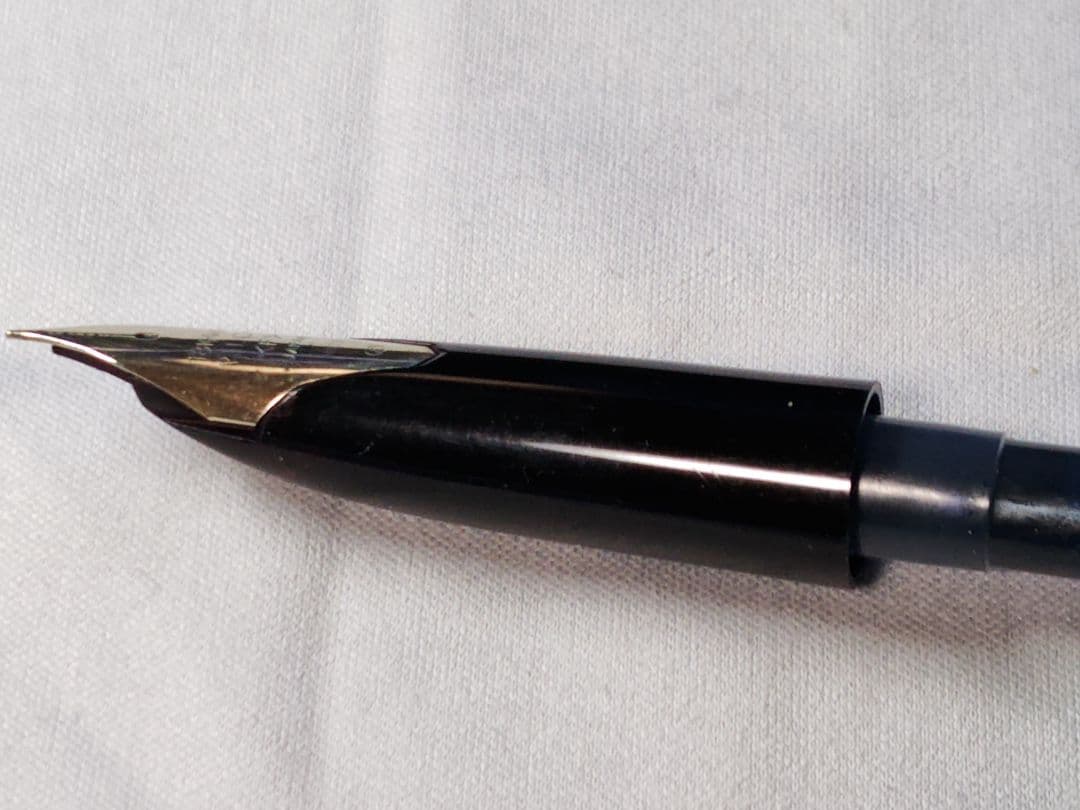 PILOT CUSTOM 18K-WG Fountain Pen Model H872 with fine tip and stripe pattern in used condition