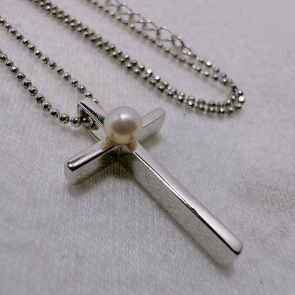 TASAKI silver necklace featuring a single pearl and cross motif with adjustable 39-45 cm chain