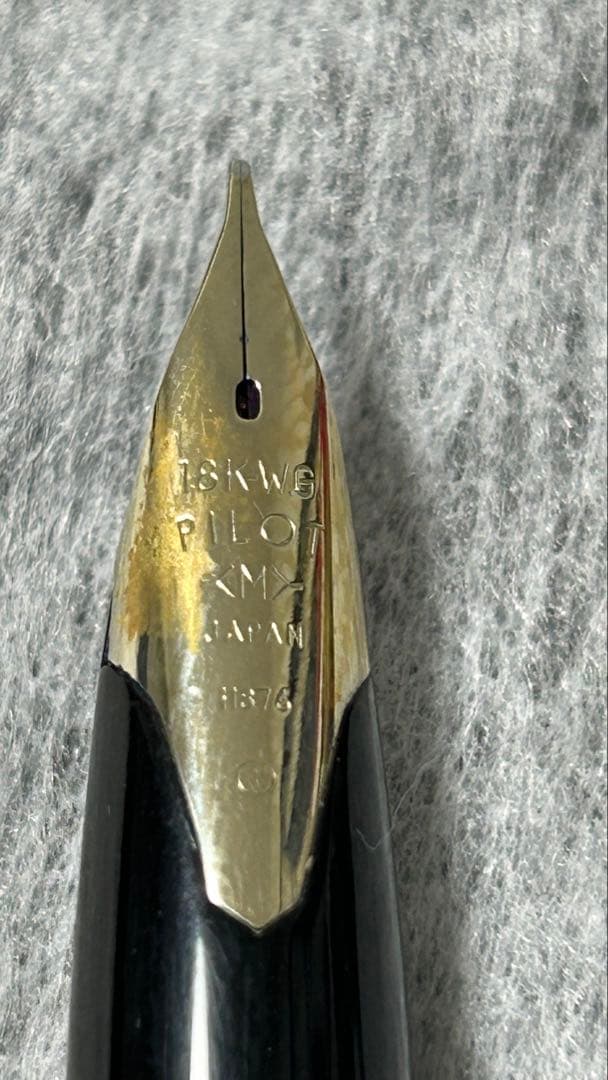 Pilot Fountain Pen 18KWG model H874 with fine tip and 18KWG material in sleek silver finish